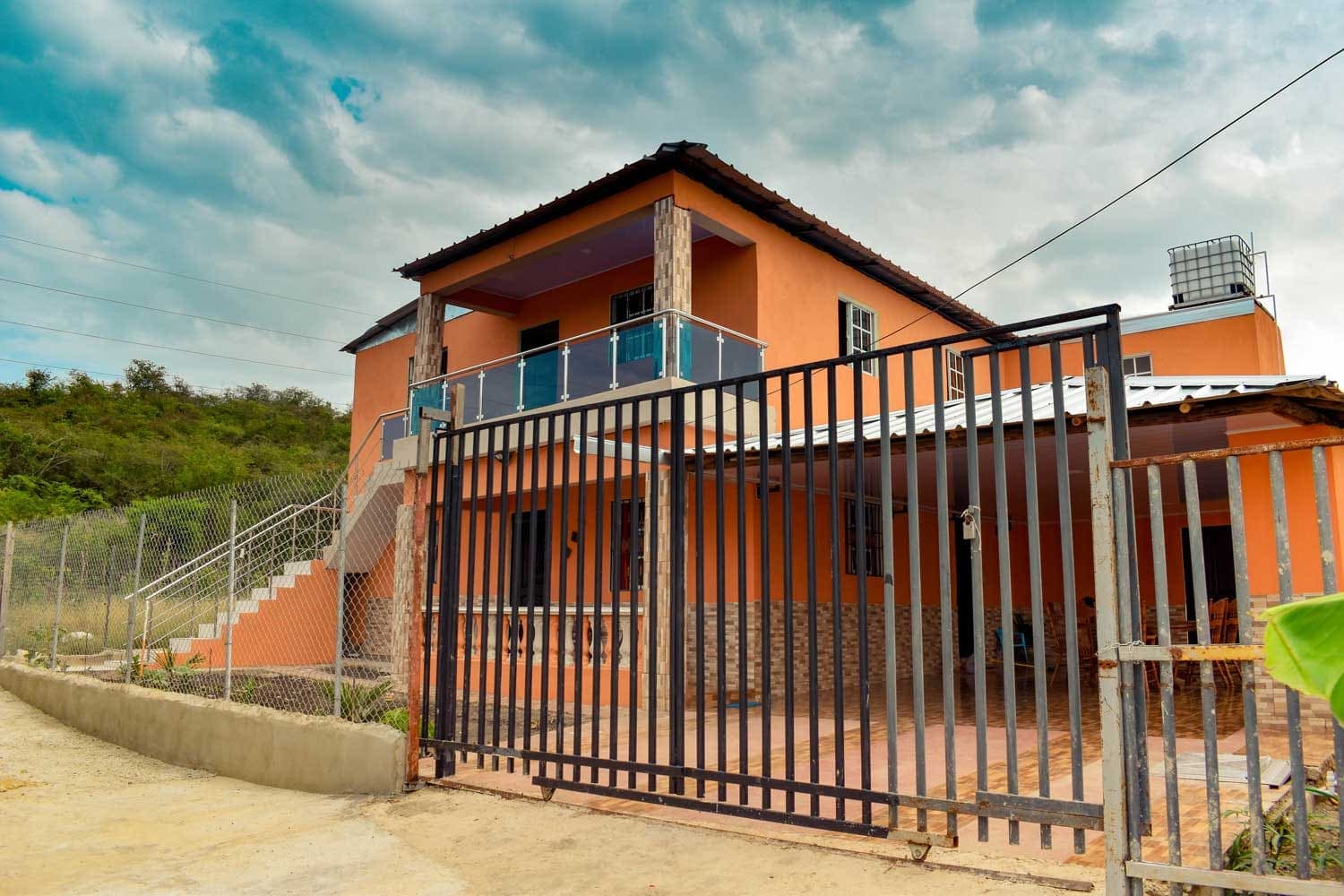 Casa de dos niveles con vista, Palo Amarillo, Moca